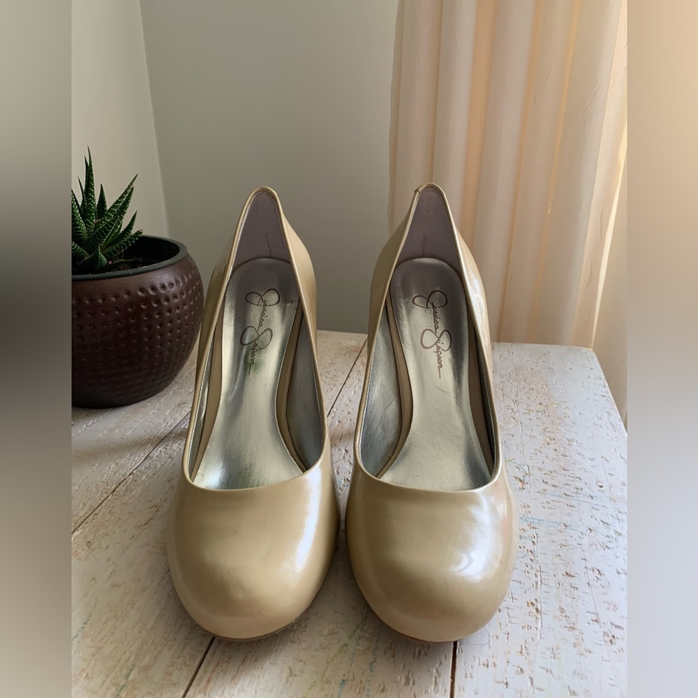 Jessica Simpson Leather classic nude pumps 😍women size 8.5